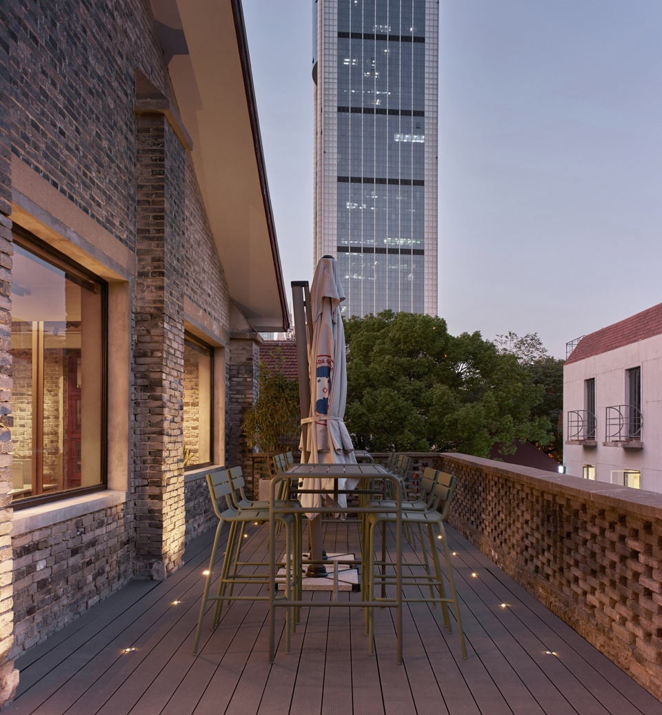 canada goose shanghai office by roomoo