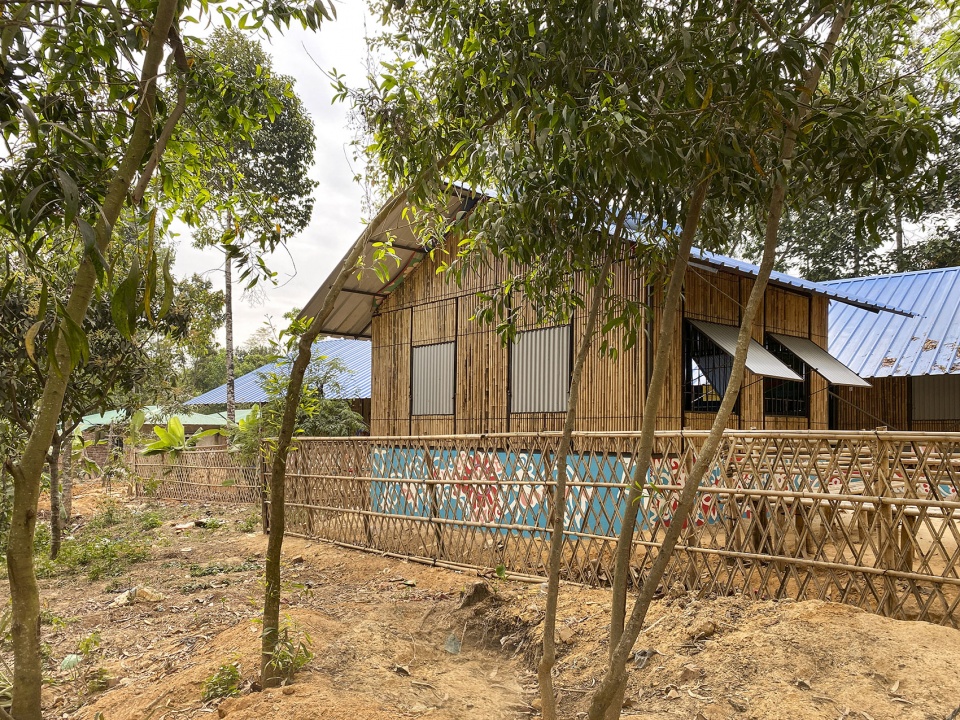 integrated community center in hindu para rohingya refugee camp by rizvi hassan