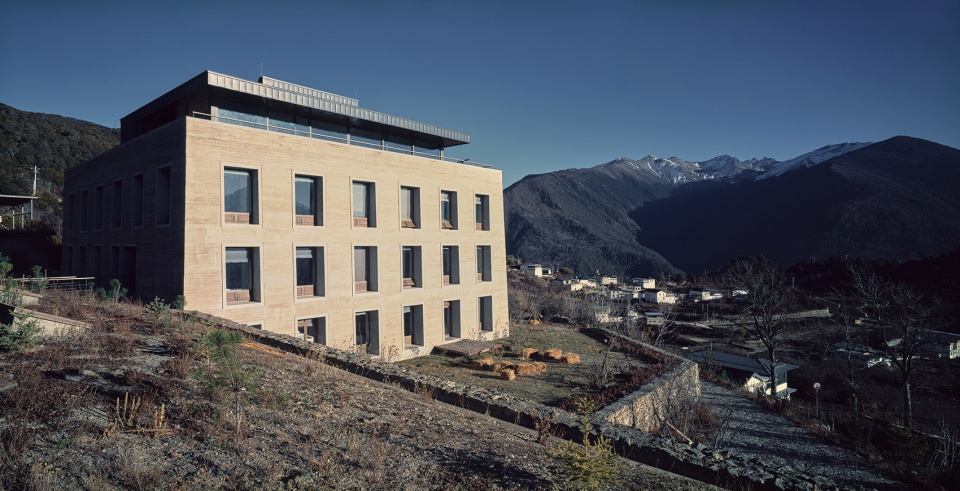 sunyata hotel in meili snow mountain china by zhaoyang architects