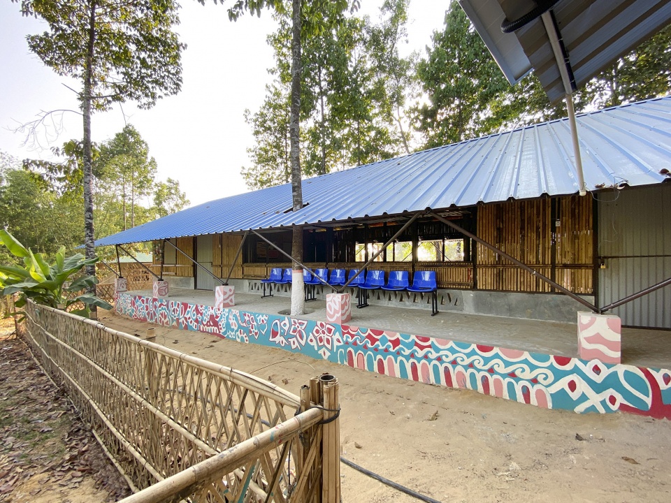 integrated community center in hindu para rohingya refugee camp by rizvi hassan