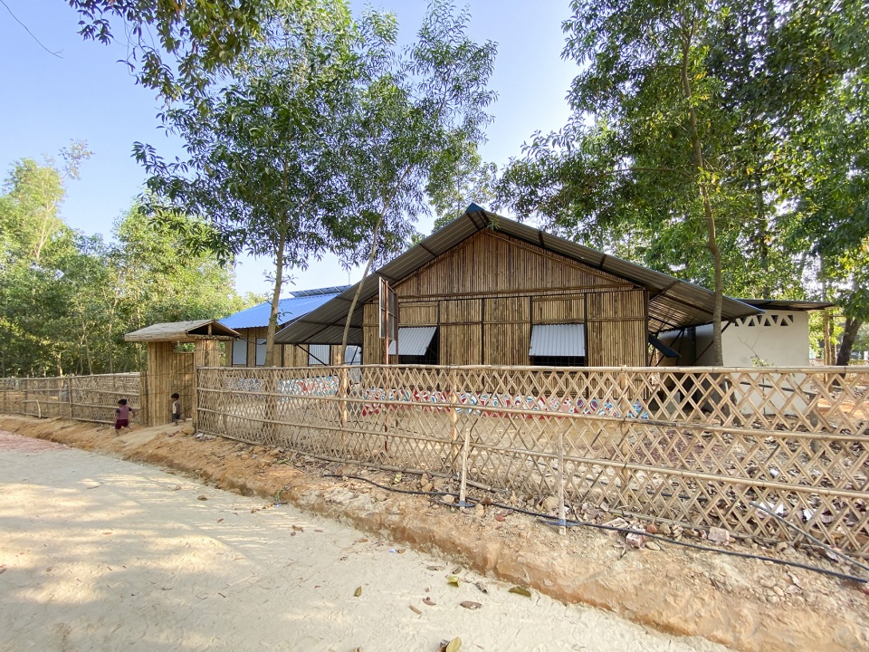 integrated community center in hindu para rohingya refugee camp by rizvi hassan