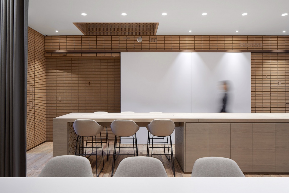 canada goose shanghai office by roomoo