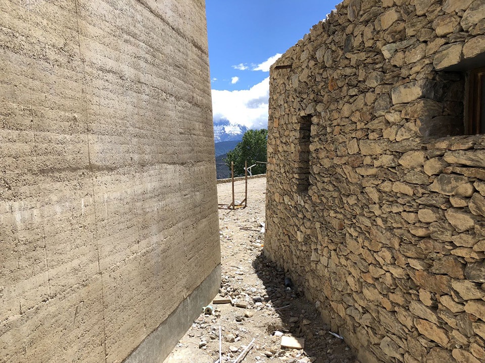 sunyata hotel in meili snow mountain china by zhaoyang architects