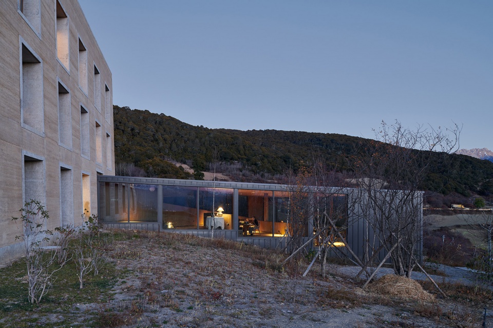 sunyata hotel in meili snow mountain china by zhaoyang architects