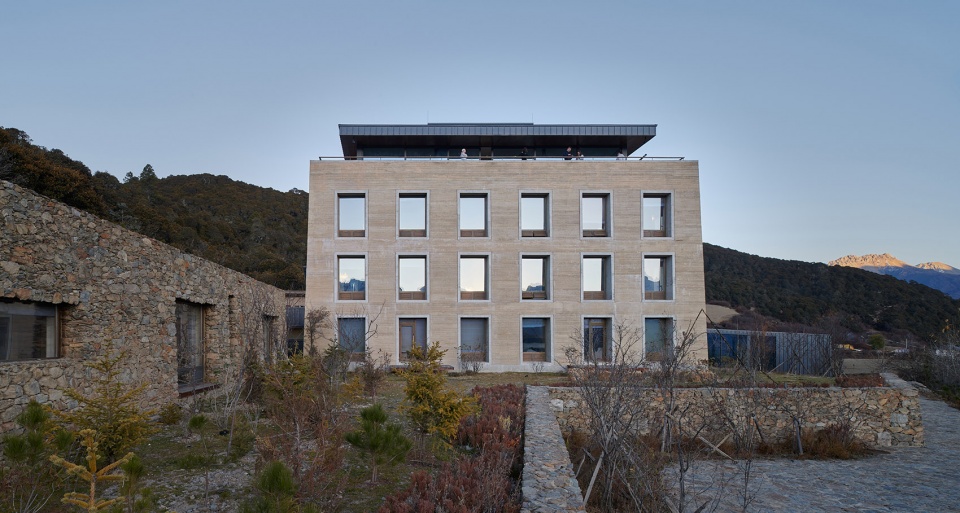 sunyata hotel in meili snow mountain china by zhaoyang architects