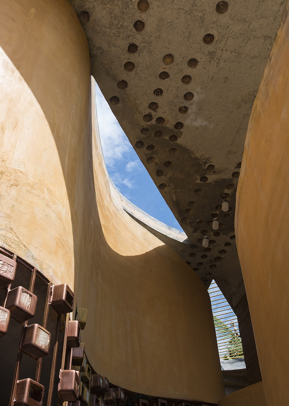 debris house by wallmakers