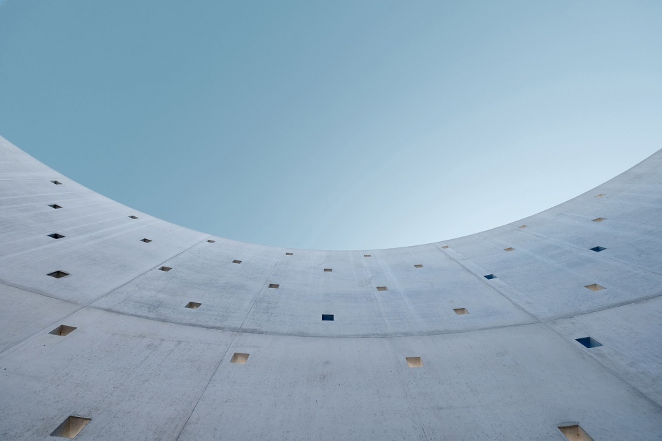 new entry of the high school of engineering and management by af architectes