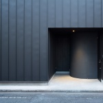 House with black ceiling by Toru Kashihara Architects