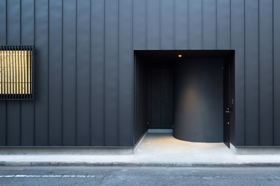 house with black ceiling by toru kashihara architects
