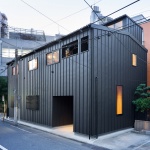 House with black ceiling by Toru Kashihara Architects