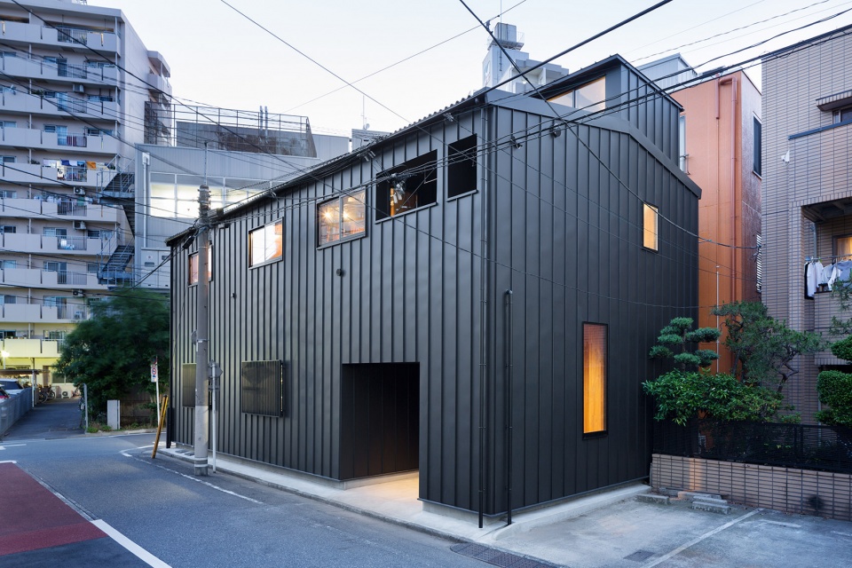 house with black ceiling by toru kashihara architects