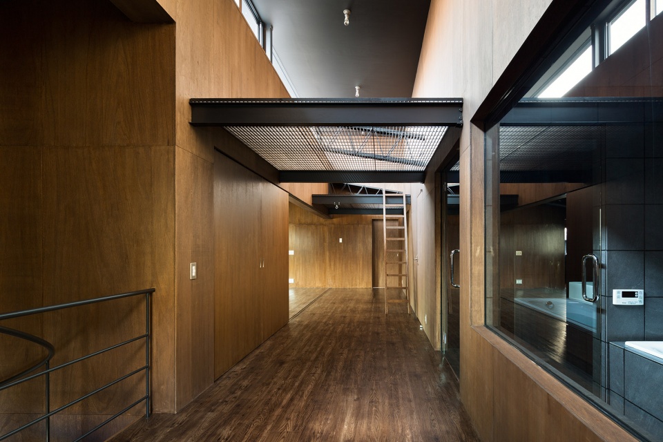 house with black ceiling by toru kashihara architects