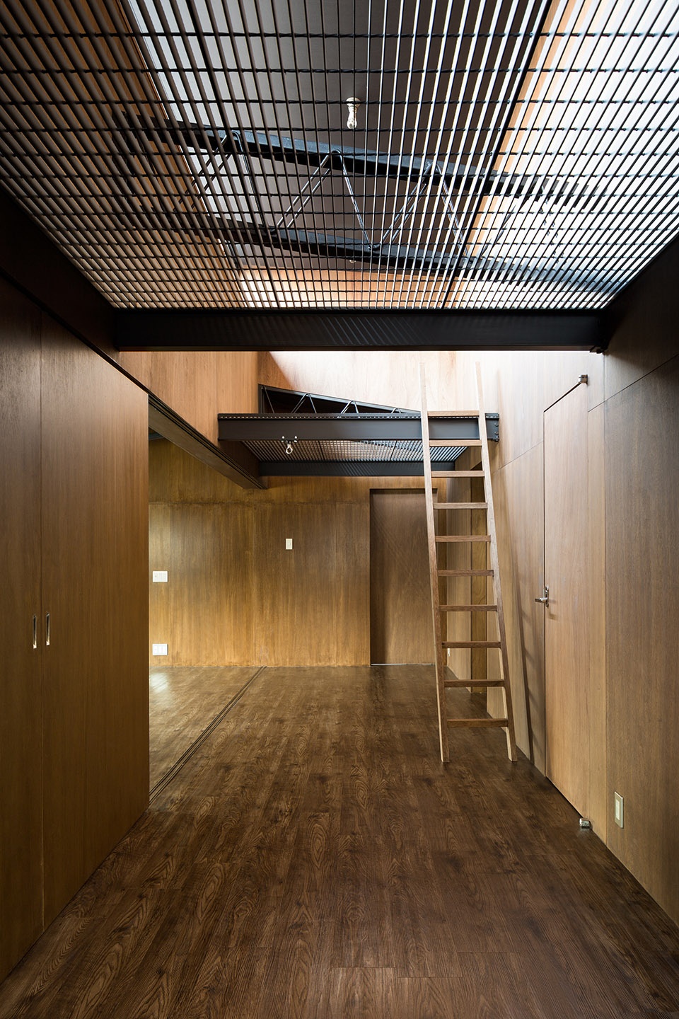 house with black ceiling by toru kashihara architects