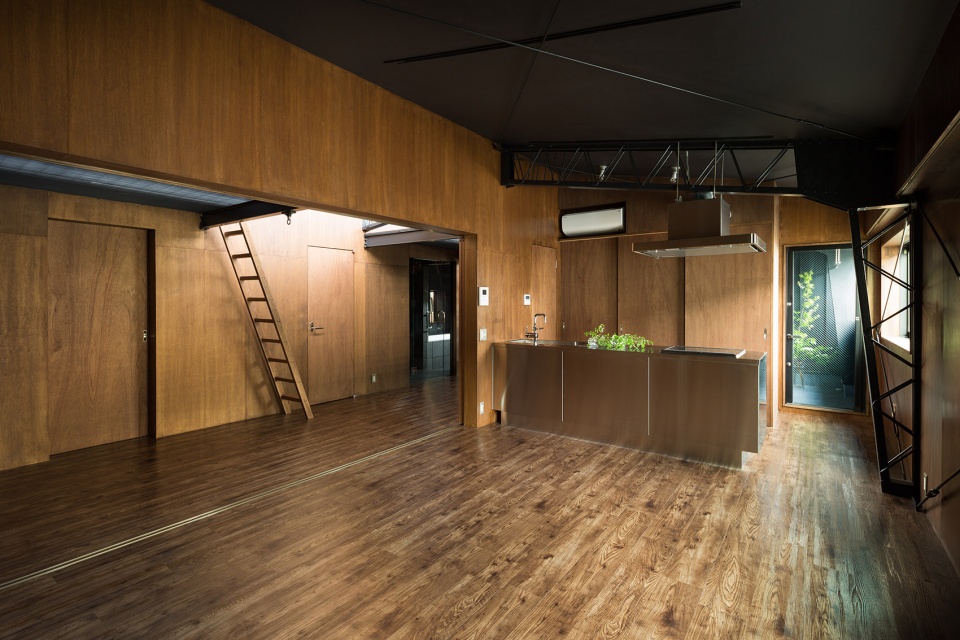 house with black ceiling by toru kashihara architects