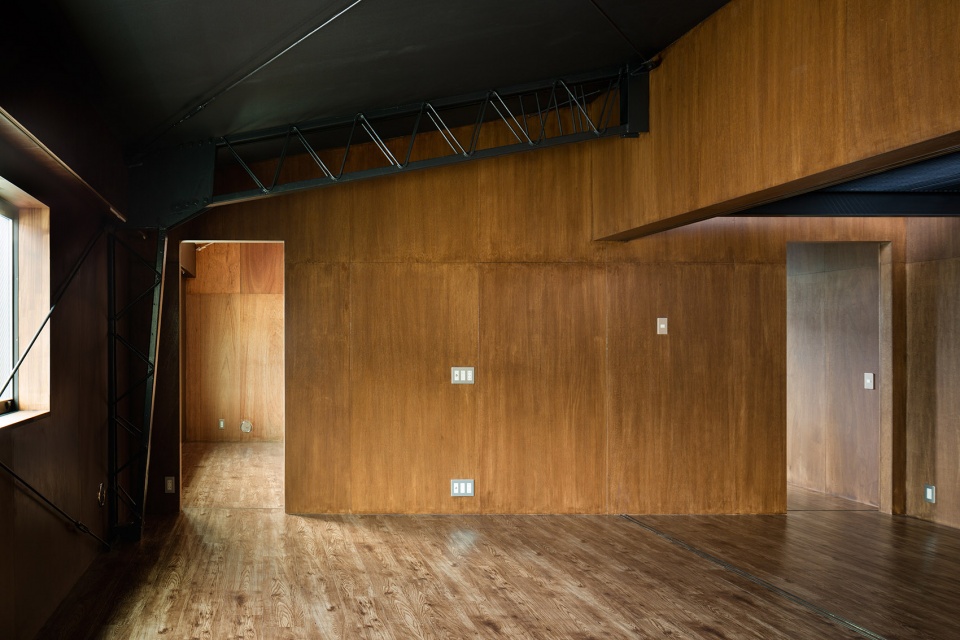 house with black ceiling by toru kashihara architects