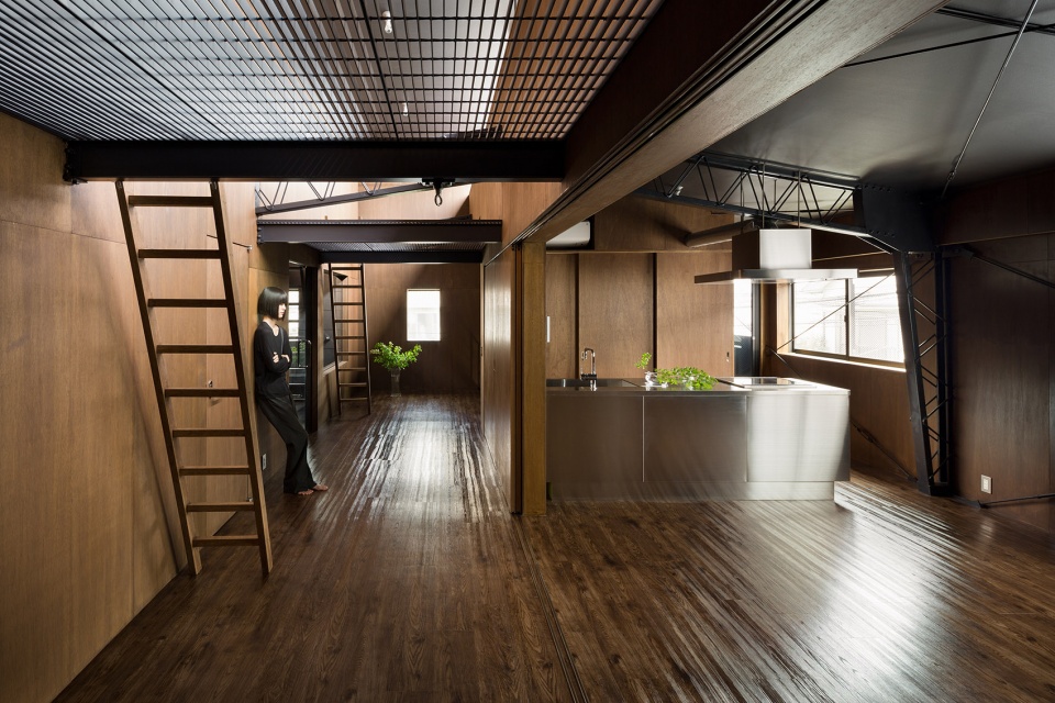 house with black ceiling by toru kashihara architects
