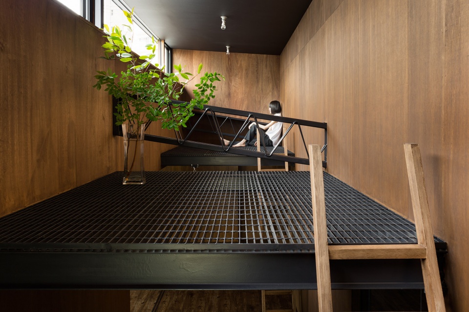 house with black ceiling by toru kashihara architects