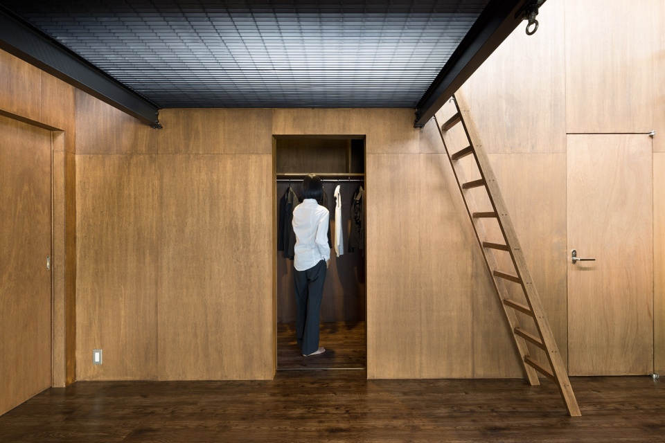 house with black ceiling by toru kashihara architects