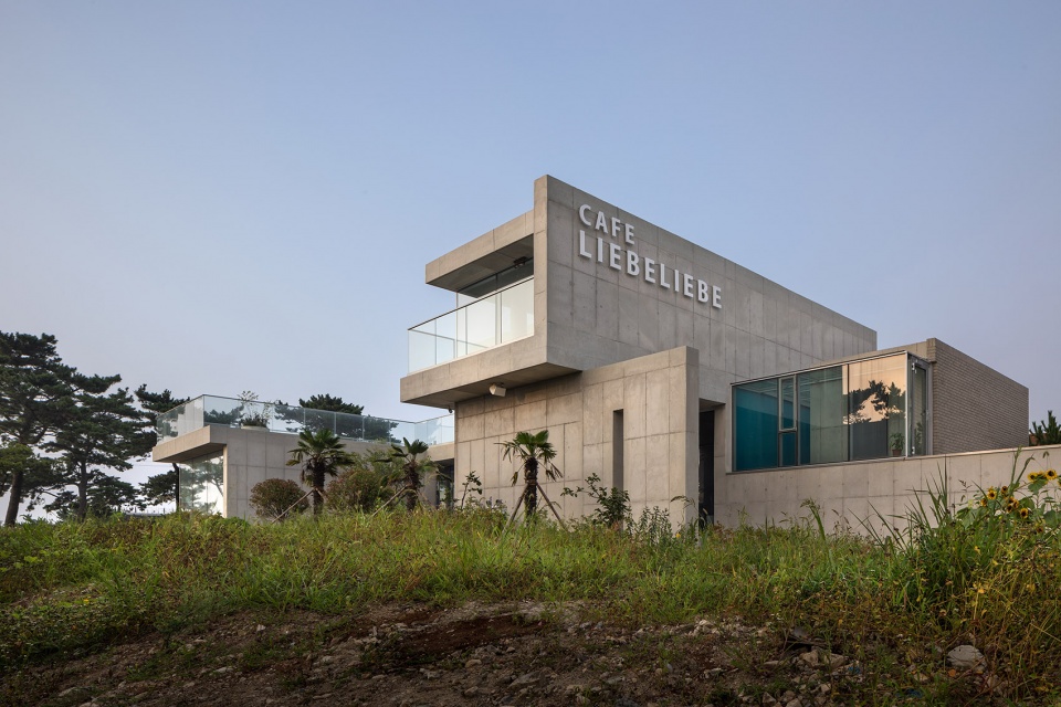 CAFÉ LIEBELIEBE Korea by PLS Architects