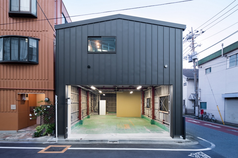 house with black ceiling by toru kashihara architects
