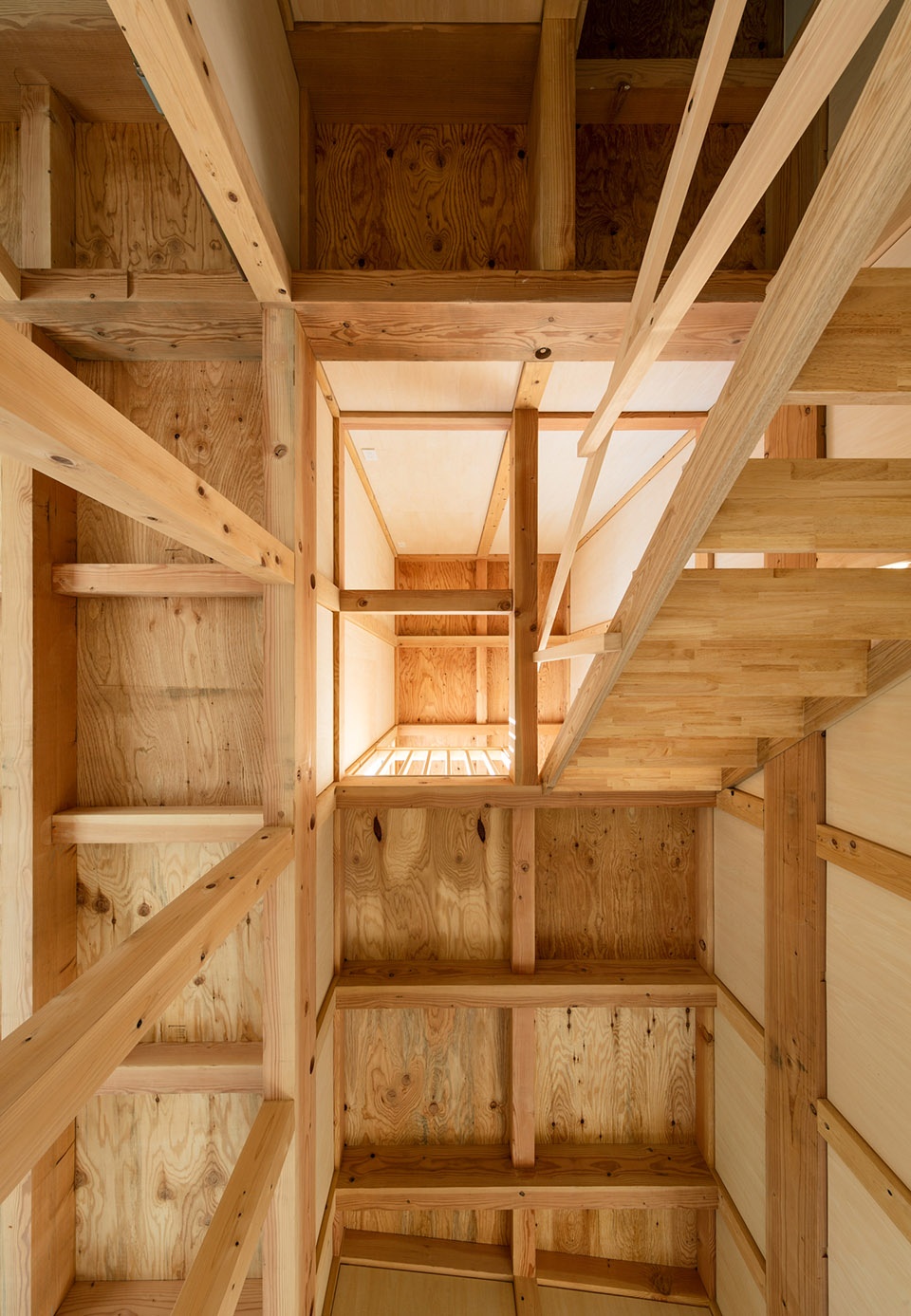 house with 5 retaining walls by kiyoaki takeda architects