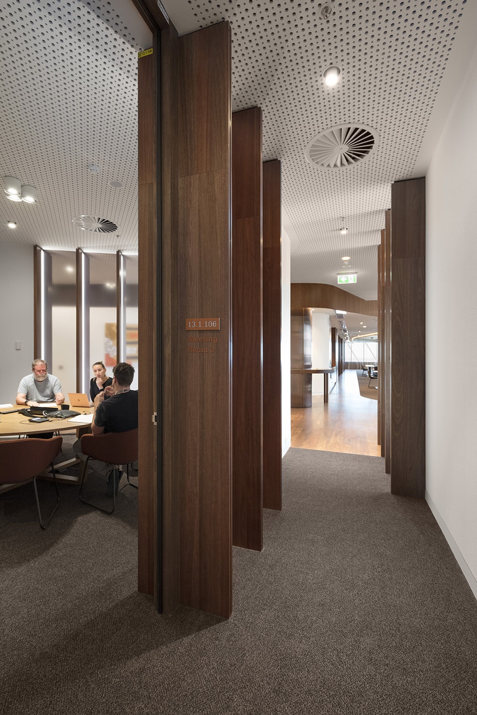 vccc level 13 executive workplace by designinc