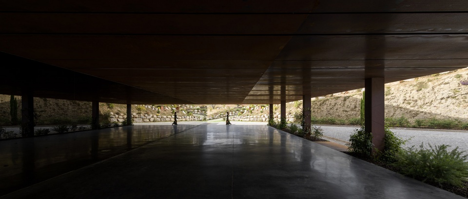 Suspended matter box Portugal by MMVarquitectos