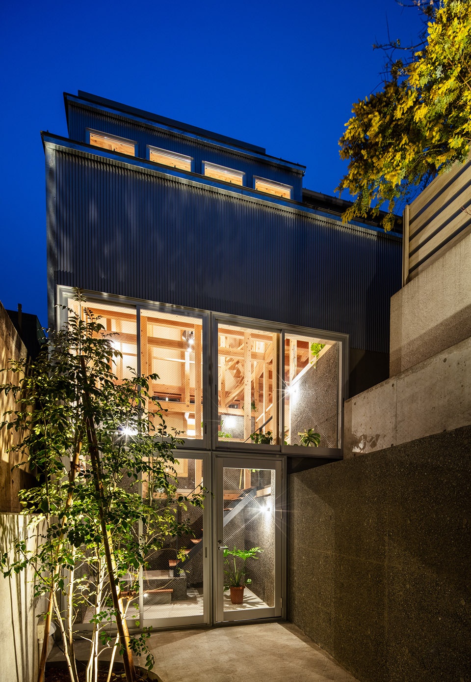 house with 5 retaining walls by kiyoaki takeda architects