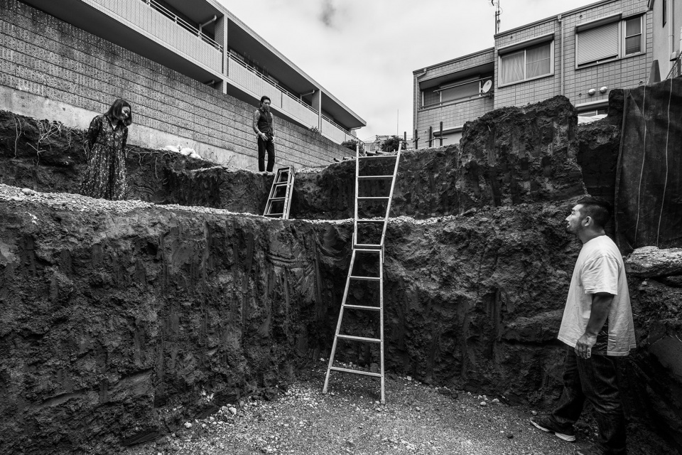 house with 5 retaining walls by kiyoaki takeda architects