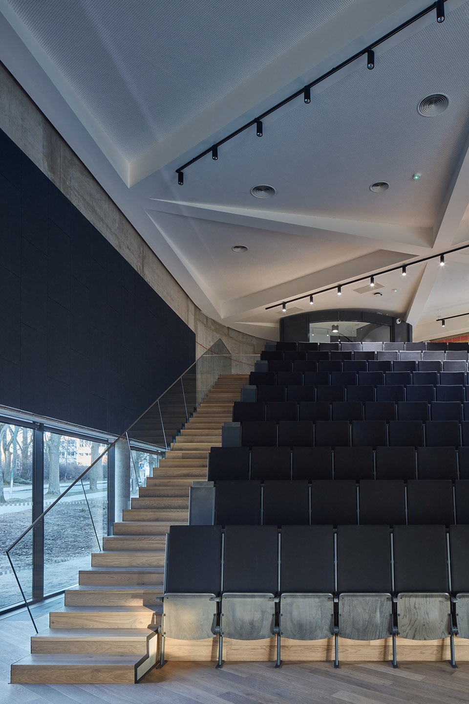 new lecture center vspj by qarta architektura