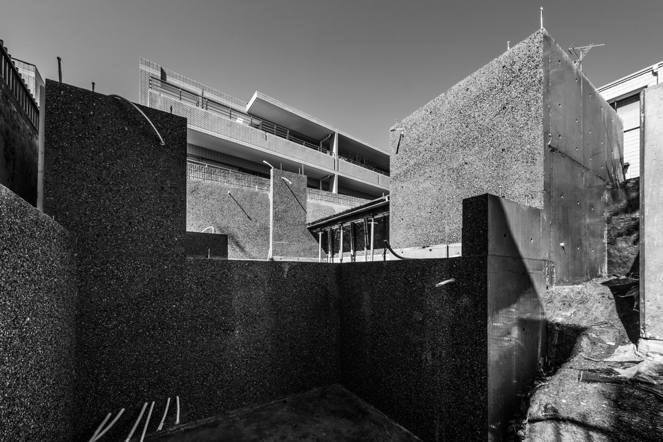 house with 5 retaining walls by kiyoaki takeda architects