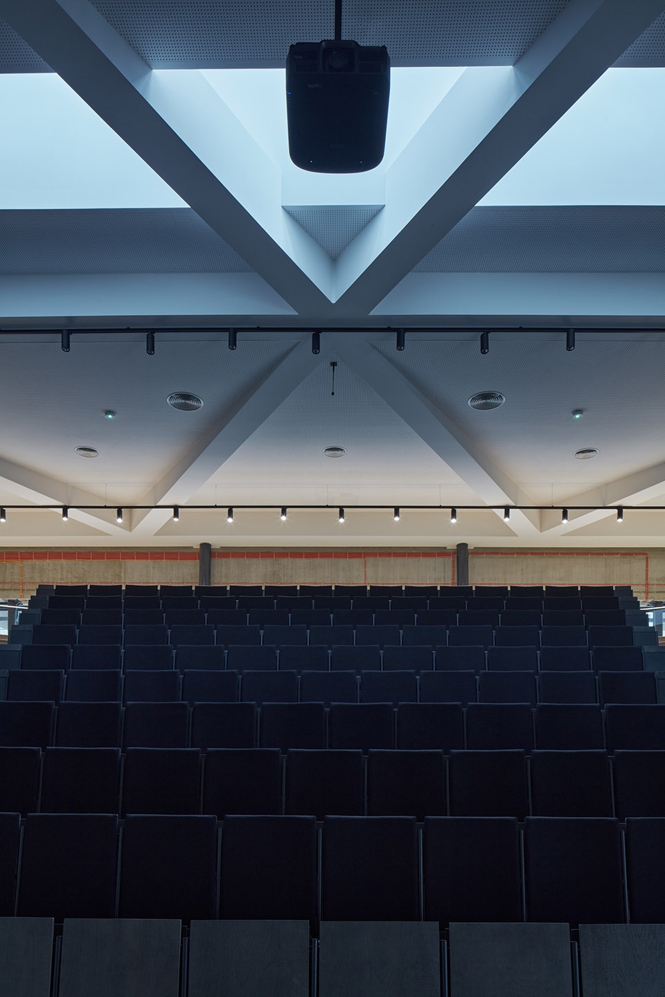 new lecture center vspj by qarta architektura
