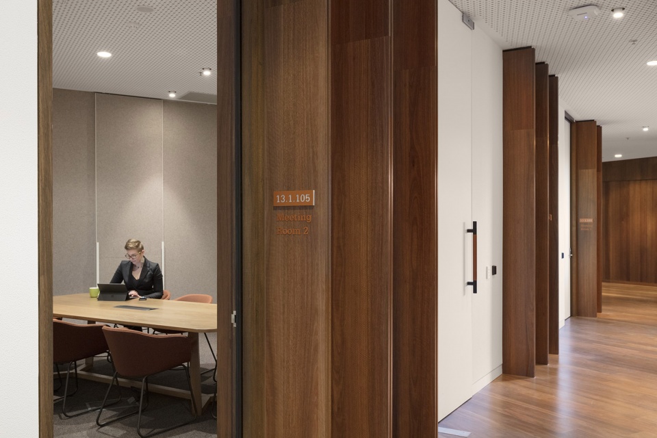 vccc level 13 executive workplace by designinc