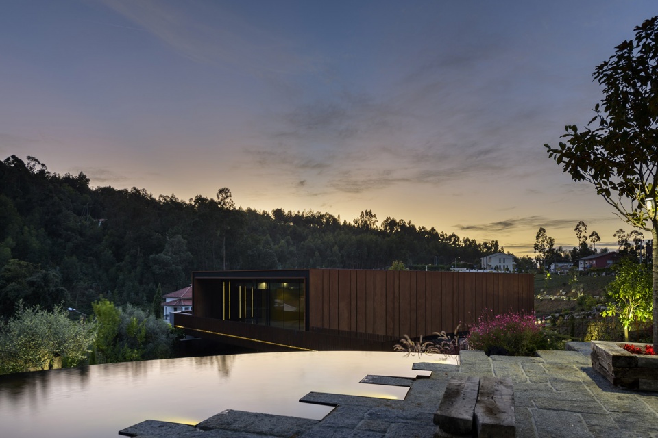 Suspended matter box Portugal by MMVarquitectos
