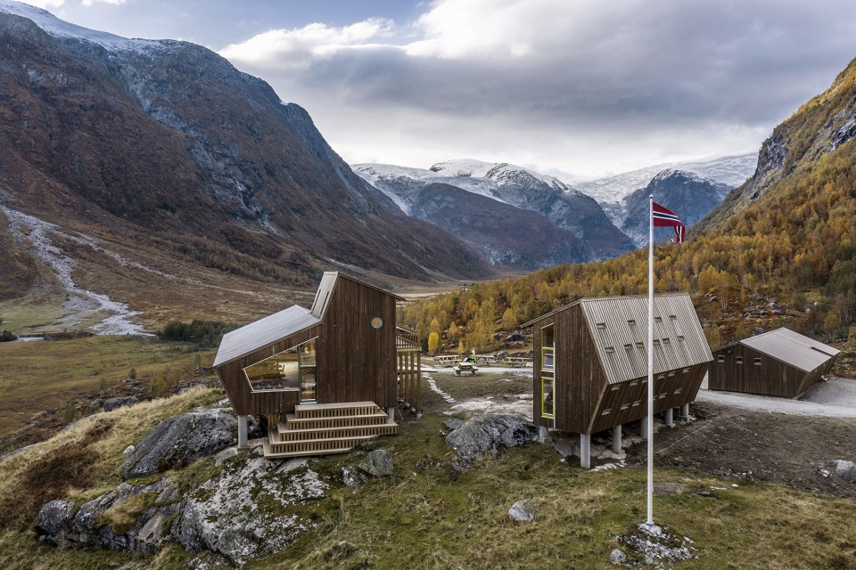 snohetta completes tungestolen a generous hiking cabin by the jostedalsbreen glacier