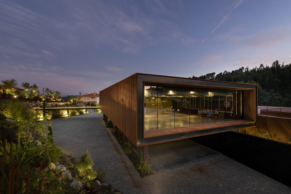 Suspended matter box Portugal by MMVarquitectos