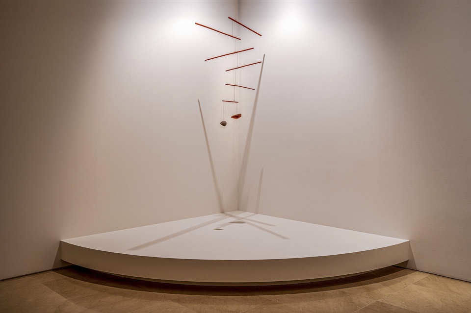 calder picasso exhibition by ooiio architecture