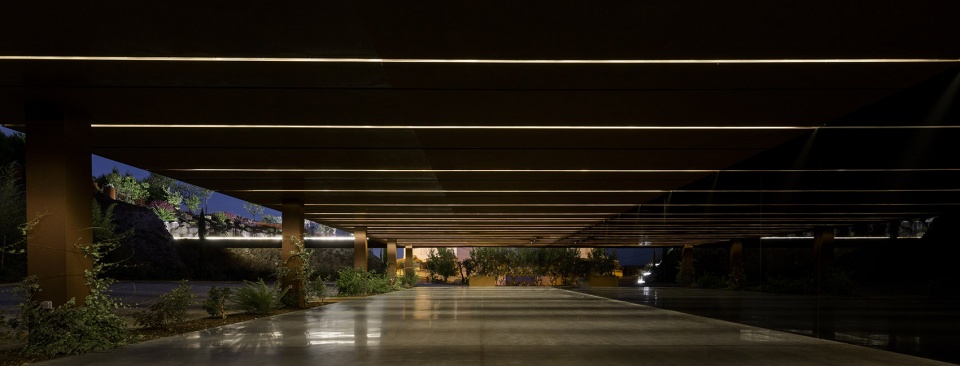 Suspended matter box Portugal by MMVarquitectos