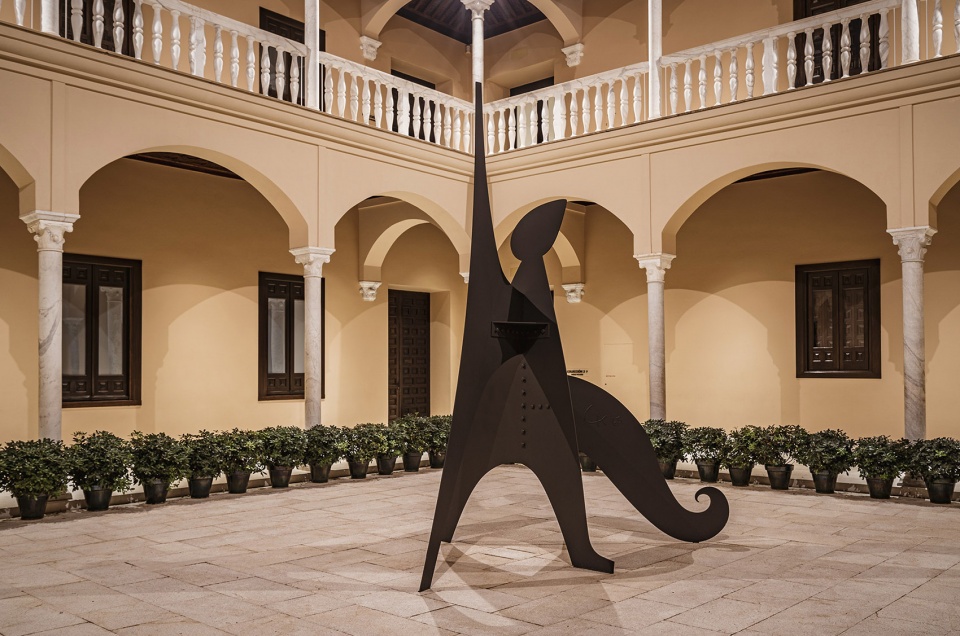 calder picasso exhibition by ooiio architecture