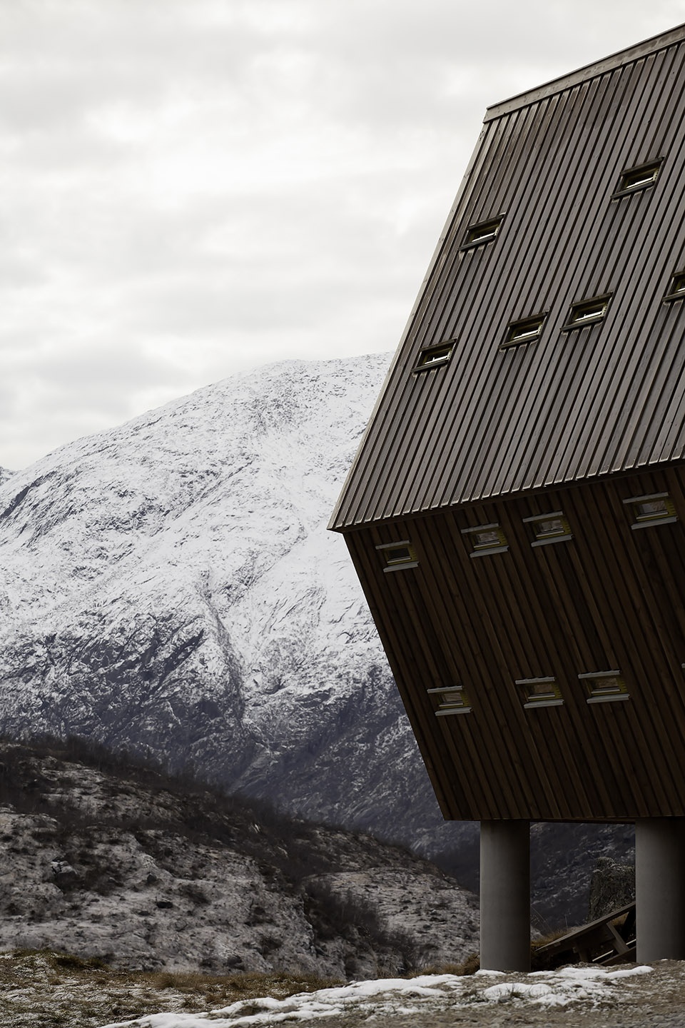 snohetta completes tungestolen a generous hiking cabin by the jostedalsbreen glacier