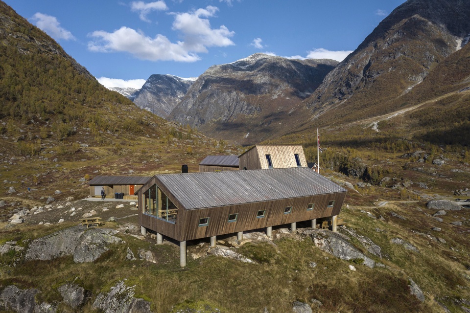 snohetta completes tungestolen a generous hiking cabin by the jostedalsbreen glacier
