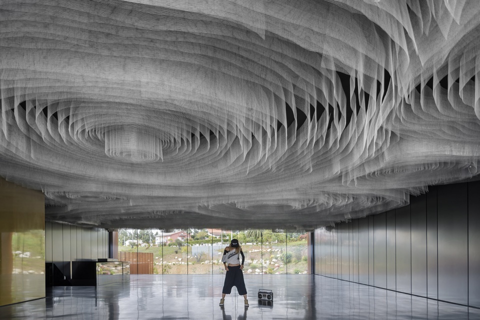 Suspended matter box Portugal by MMVarquitectos