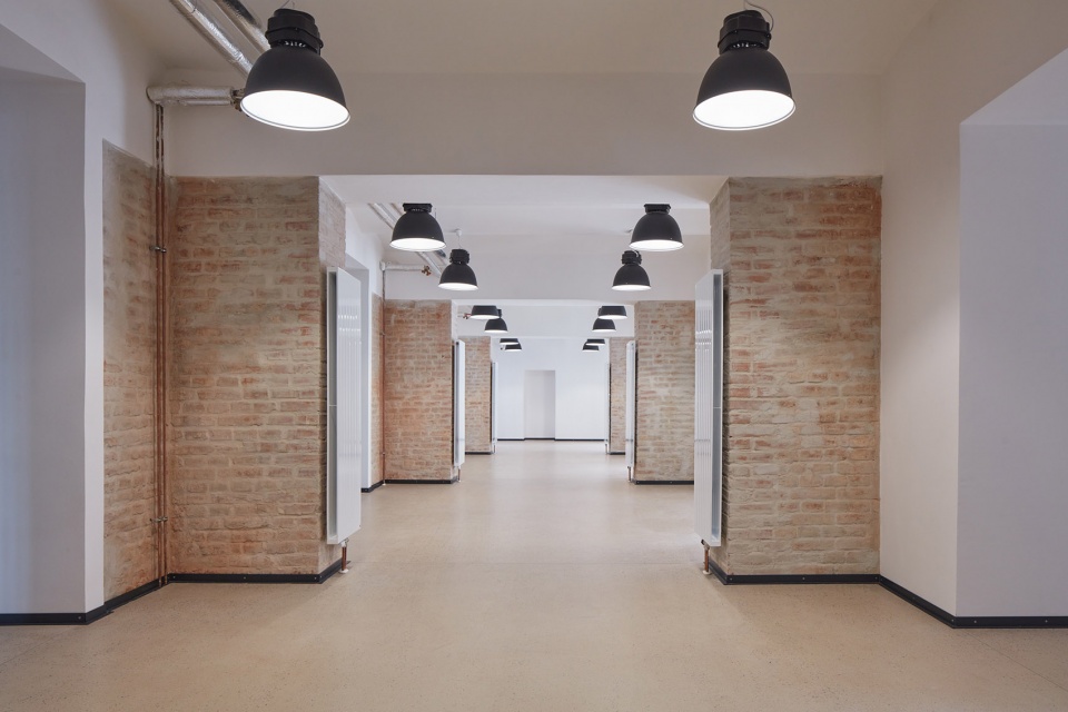 new lecture center vspj by qarta architektura