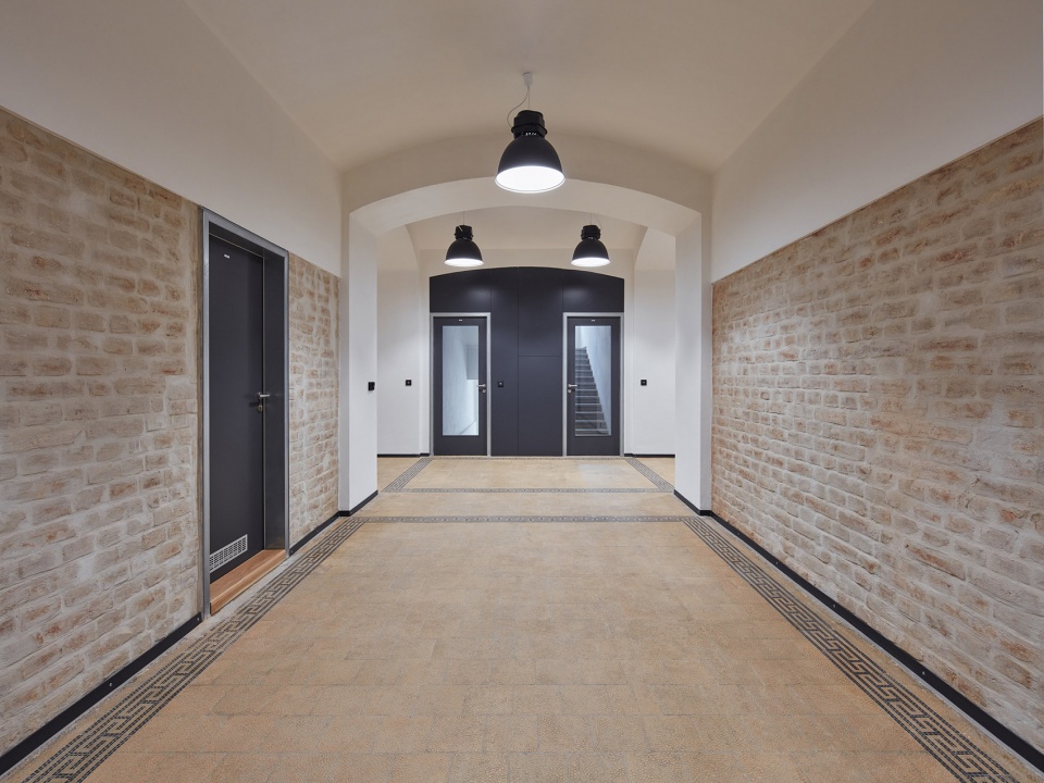 new lecture center vspj by qarta architektura