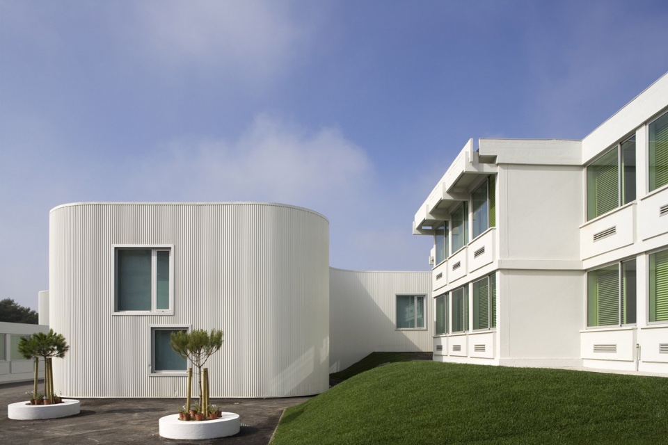 D. DINIS Secondary School Lisboa by Ricardo Bak Gordon