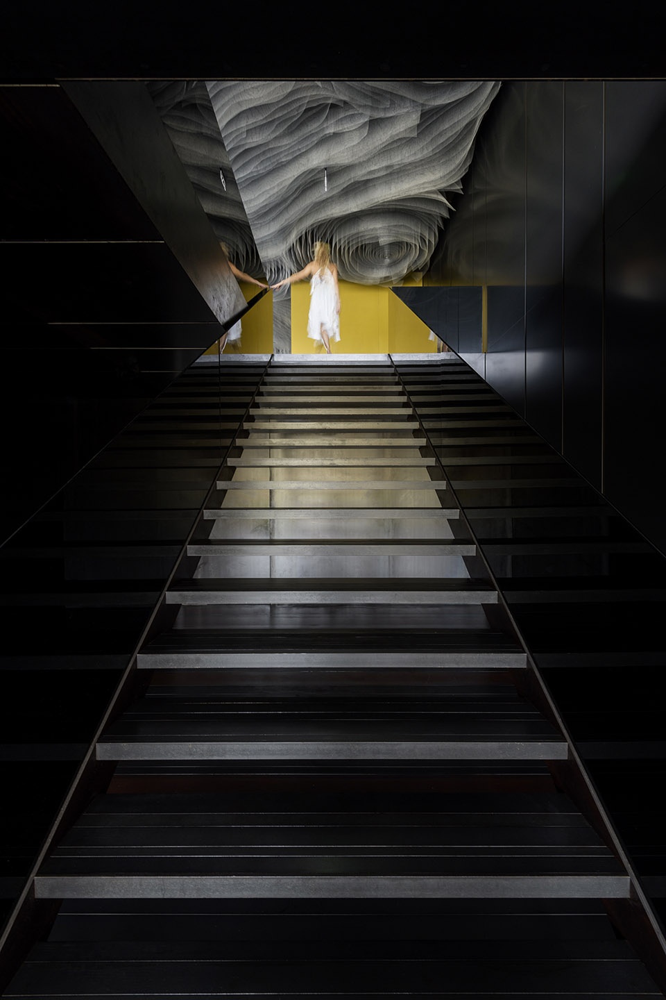 Suspended matter box Portugal by MMVarquitectos