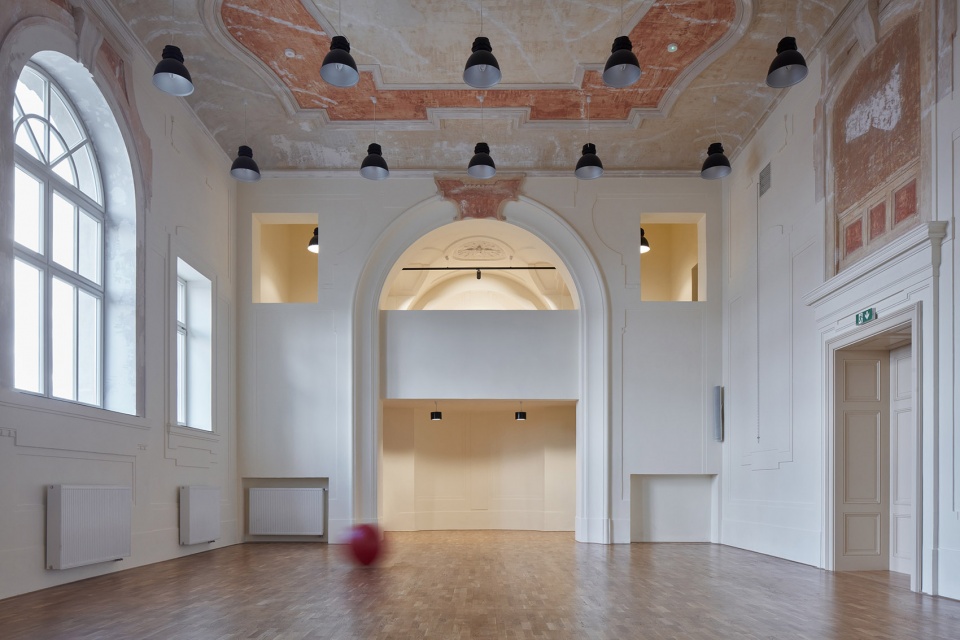 new lecture center vspj by qarta architektura