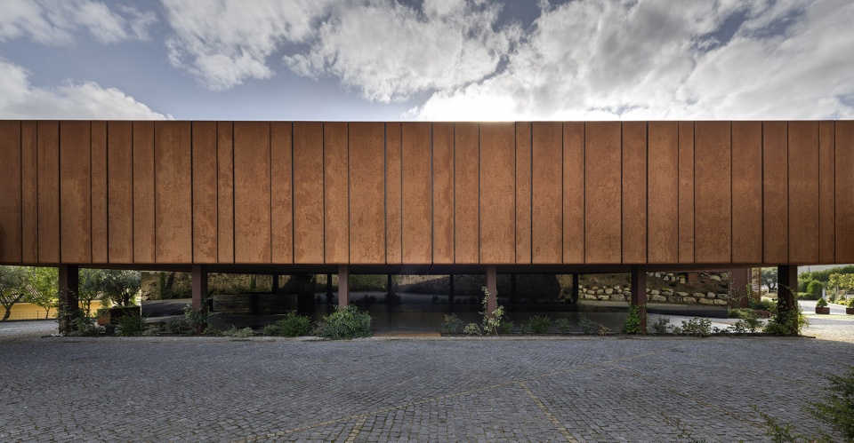 Suspended matter box Portugal by MMVarquitectos