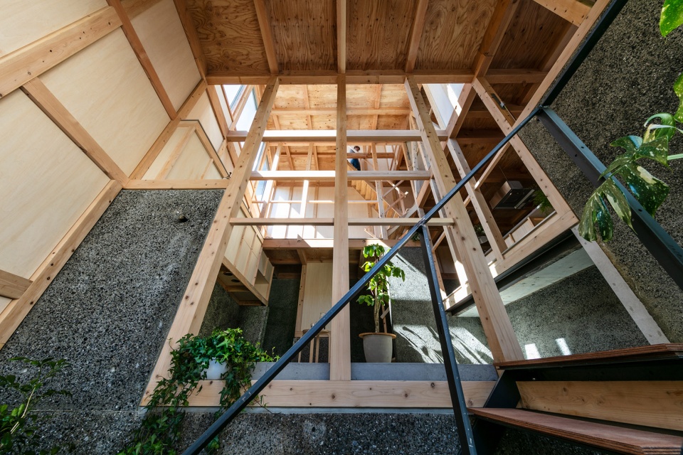 house with 5 retaining walls by kiyoaki takeda architects