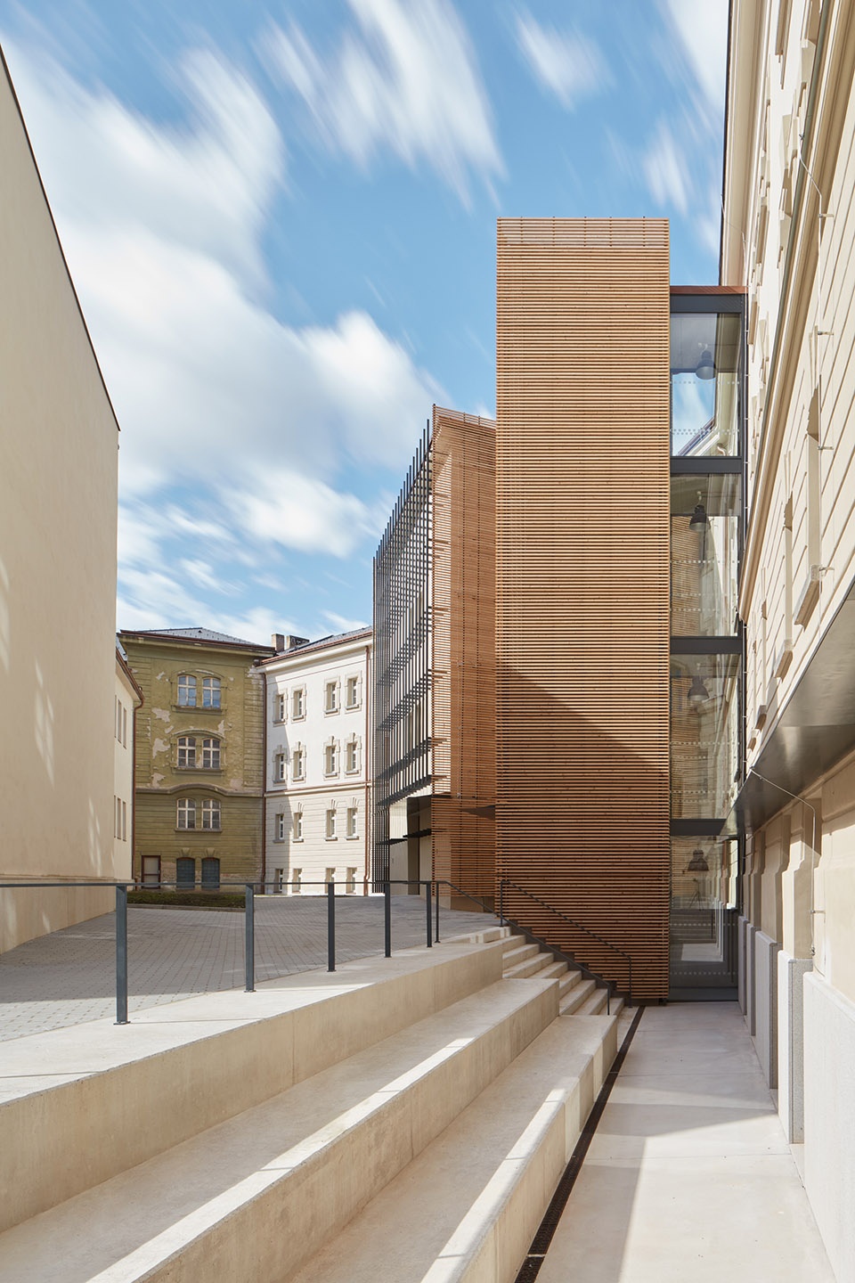 new lecture center vspj by qarta architektura